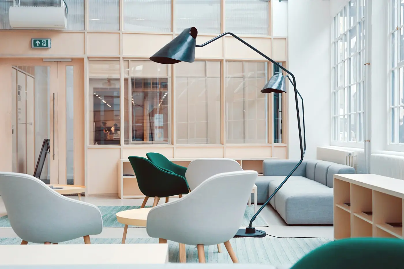 Recepción luminosa con sillones